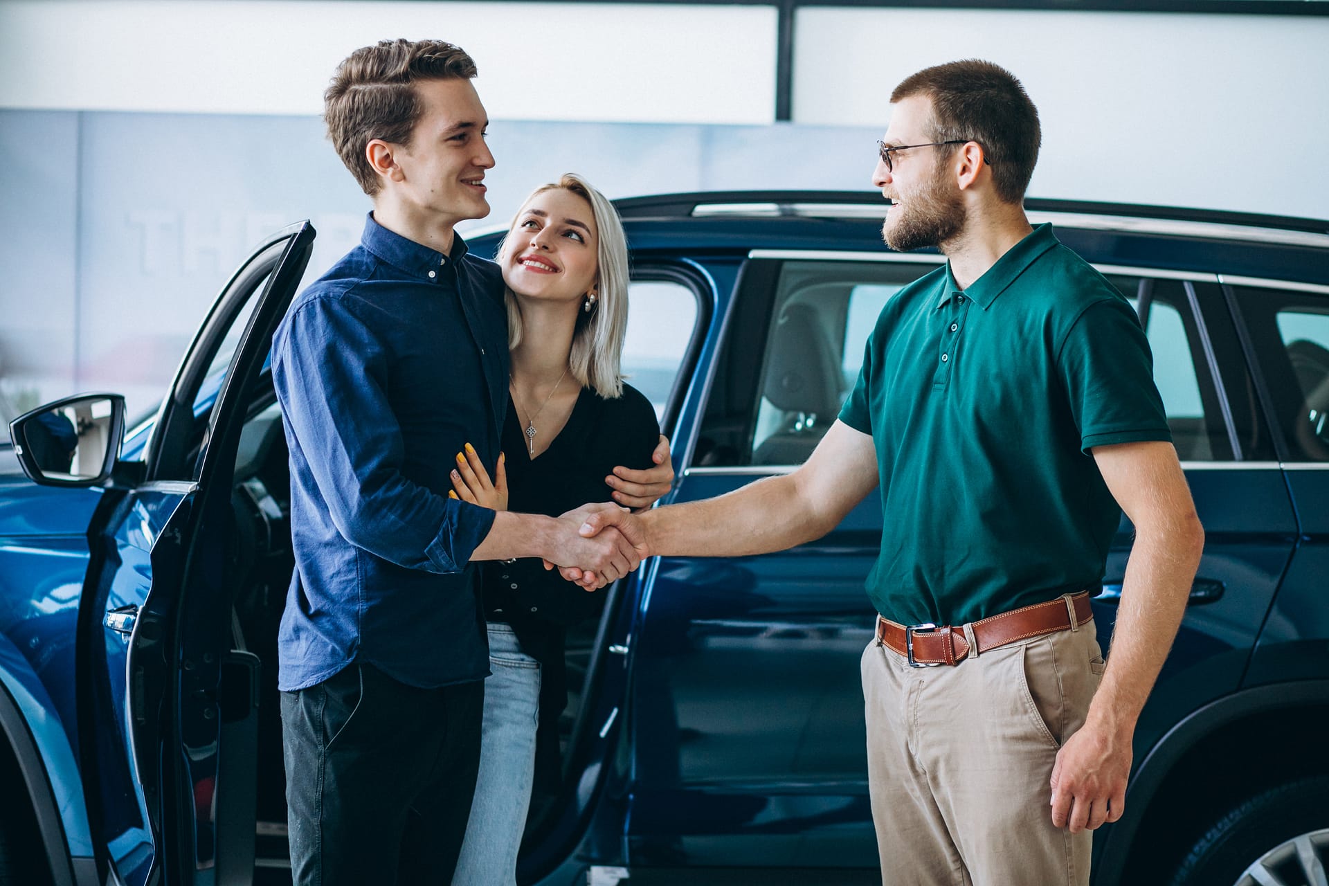 Junge Familie kauft ein Auto in einem Autohaus