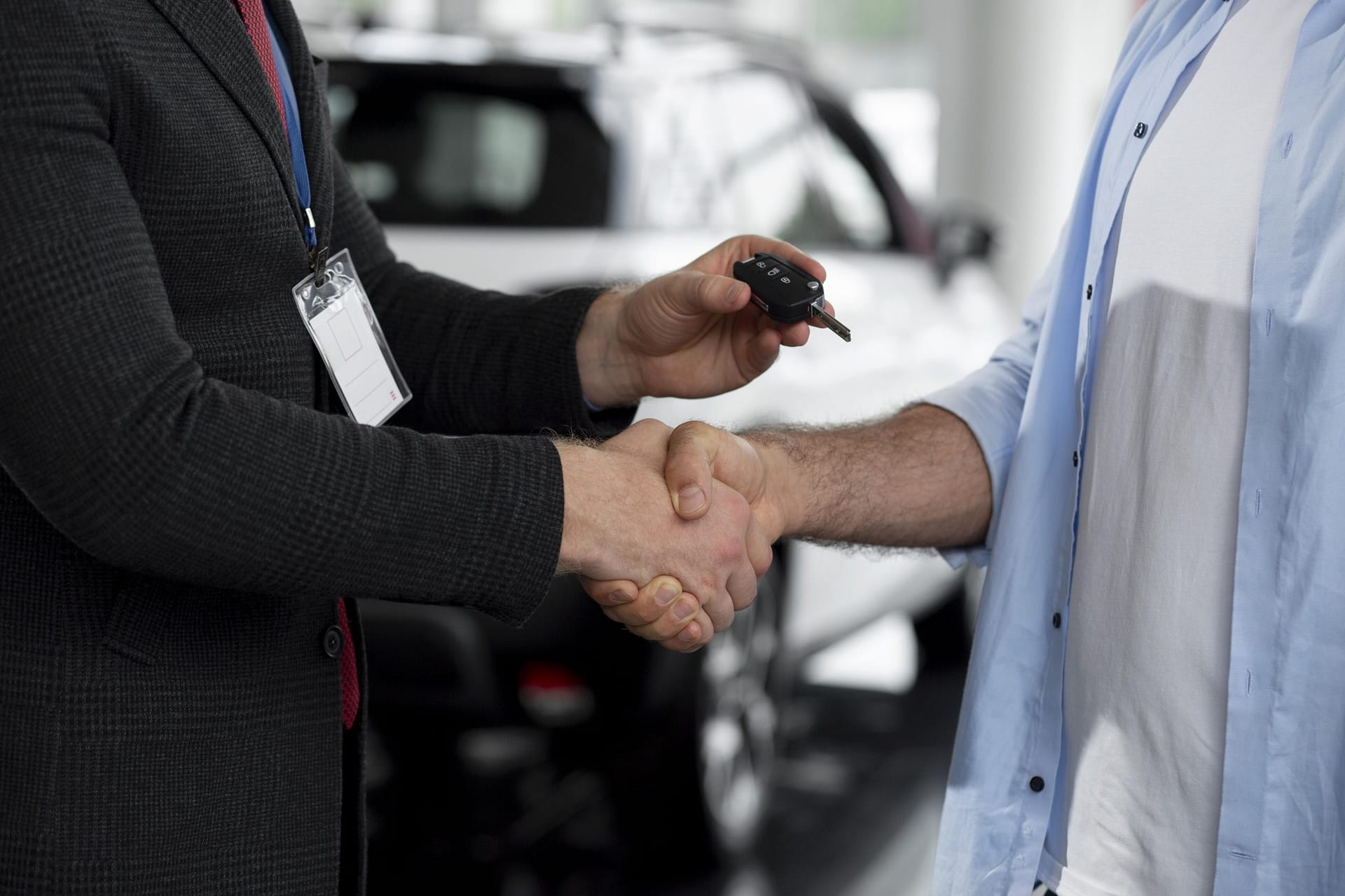 Nahaufnahme eines Kunden mit einer Geschäftsperson im Autohaus