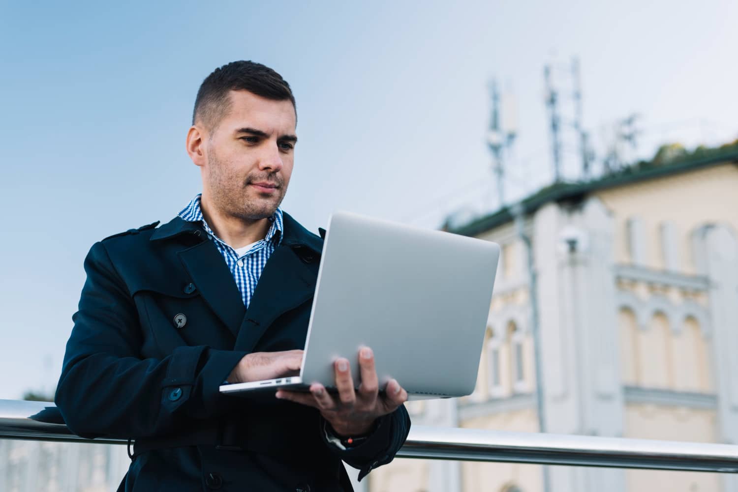 Mann-mit-Laptop-in-städtischer-Umgebung